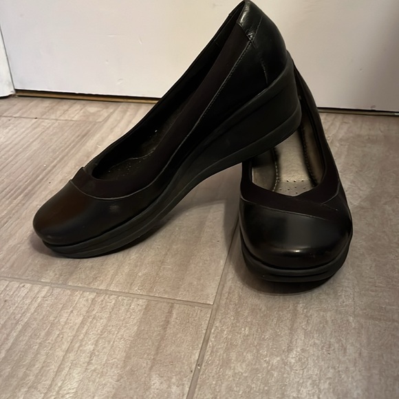 Easy Spirit Classic Black Loafers - Picture 2 of 7